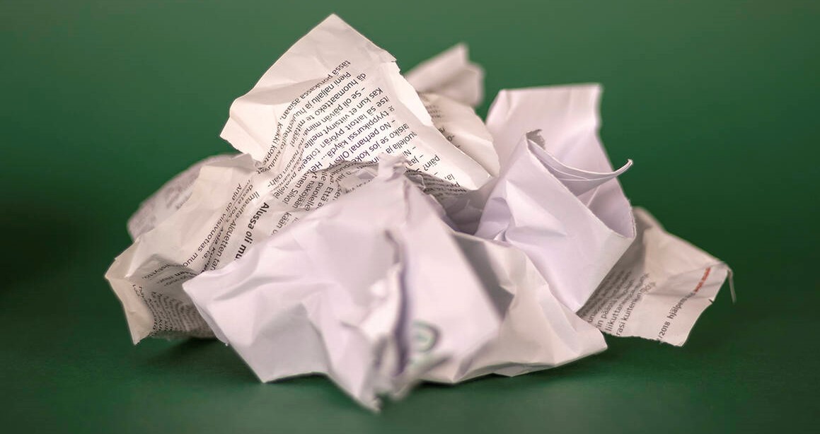 Paperin kierrätys – hyvä muistisääntö on, että kaikki postiluukusta tullut paperi, kuten sanoma- ja aikakauslehdet kuuluvat paperinkeräykseen.