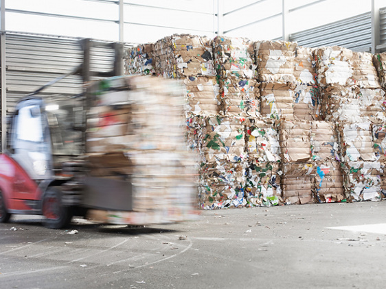 Jätteiden kierrätys ja jätteidenkeräys – Trukki lastaa jätepaaleja odottamaan omaa kuljetusvuoroaan Vantaan monimateriaaliyksikössä.