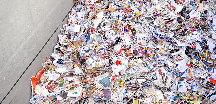 Paperin kierrätys – Paperinkeräysastiaan lajiteltua materiaalia Viinikkalan siilossa.